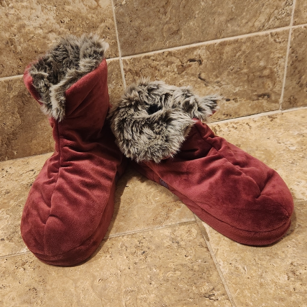 NWOT Slippers Fuzzy Maroon Vibrating Massage Plush Booties Battery Operated L